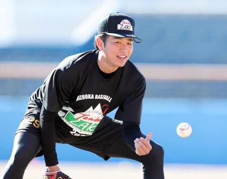 　ノックを受ける高橋（撮影・伊藤笙子）