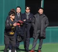 　立石らの練習を見守る藤川監督（奥中央）＝撮影・田中太一