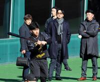 　藤川監督（右奥）ら首脳陣が見る中、バットを振る立石（撮影・田中太一）