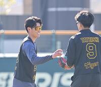 　立石（右）とのキャッチボールを終えた谷端（撮影・西田忠信）