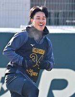 　白い息を吐きながらウオーミングアップする岡城（撮影・西田忠信）