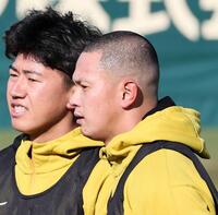 　トレーナーの話を聞く立石（左）と能登（撮影・田中太一）