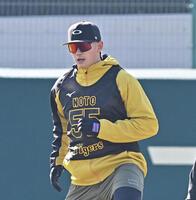 　黄色のジャージーを着てウオーミングアップする能登（撮影・西田忠信）