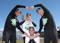 　岩崎（中央奥）をハートで囲む（左から）高橋、桐敷、及川（撮影・伊藤笙子）