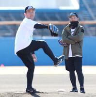 　マウンドで投げる桐敷（手前）を見つめる岩崎（撮影・伊藤笙子）