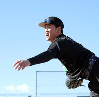 　青空の下キャッチボールをする及川（撮影・伊藤笙子）