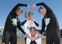 　岩崎（中央奥）をハートで囲む（左から）高橋、桐敷、及川（撮影・伊藤笙子）