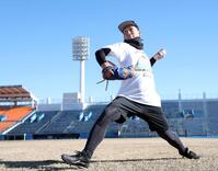 　キャッチボールをする岩崎（撮影・伊藤笙子）