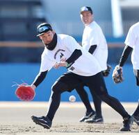 　ノックを受ける岩崎（撮影・伊藤笙子）