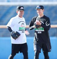 　自主トレ中、笑みを浮かべる桐敷（左）と及川（撮影・伊藤笙子）