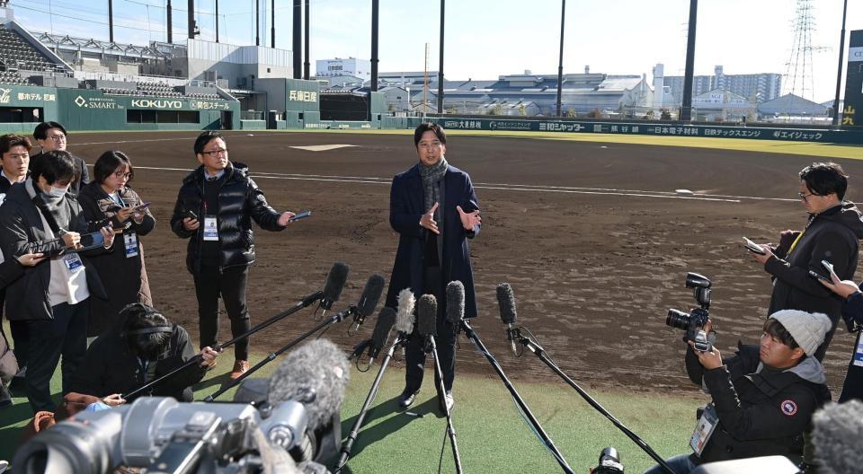 　取材に応じる藤川監督（撮影・西田忠信）