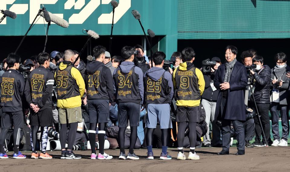 　立石らと藤川監督（撮影・田中太一）