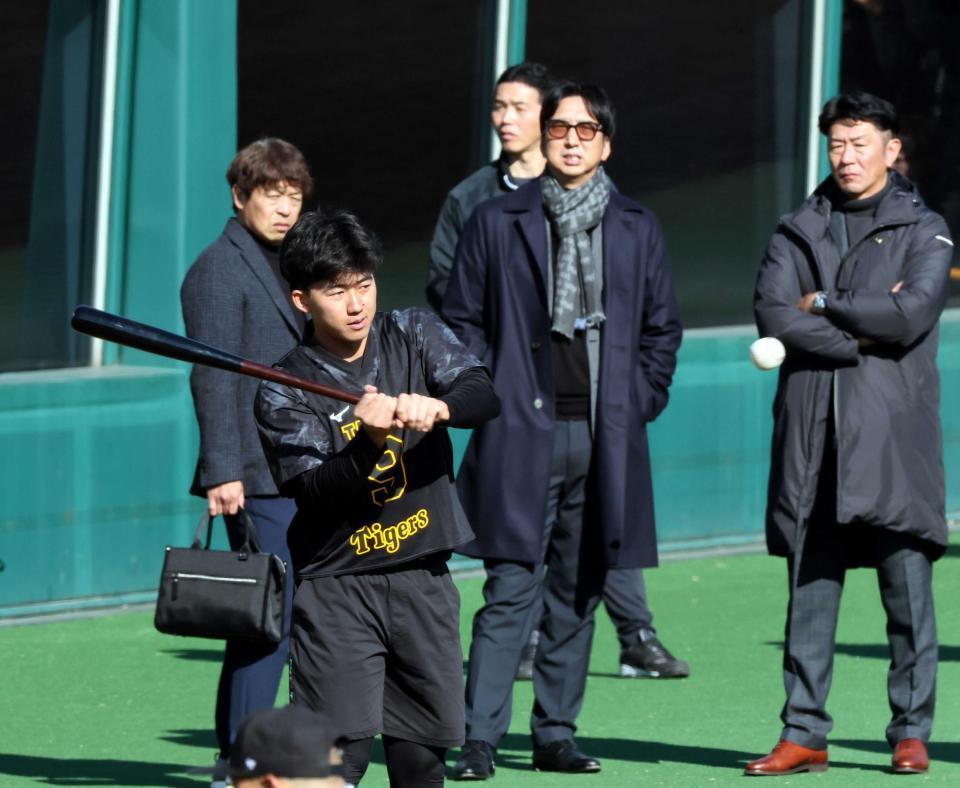 　藤川監督（右奥）ら首脳陣が見る中、バットを振る立石（撮影・田中太一）