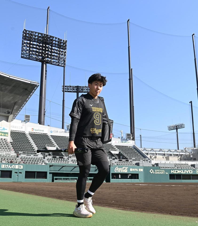 バットを片手にグラウンドを引き揚げる阪神・立石正広＝日鉄鋼板ＳＧＬスタジアム尼崎（撮影・西田忠信）