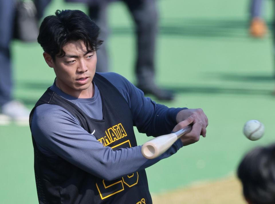 　トス打撃をする谷端（撮影・田中太一）