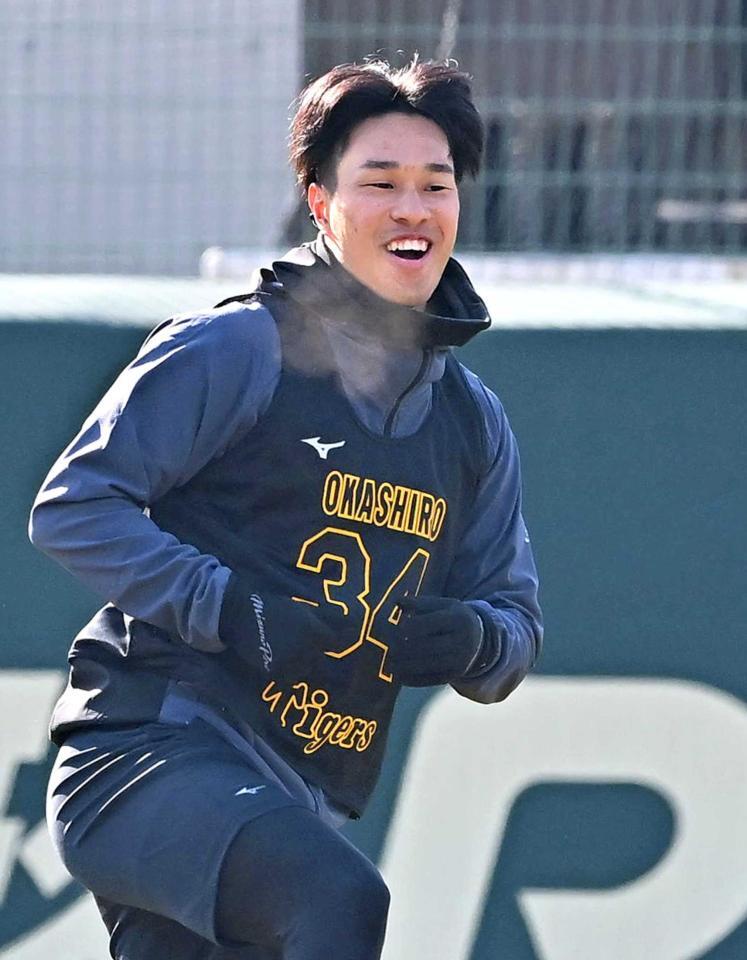 　白い息を吐きながらウオーミングアップする岡城（撮影・西田忠信）