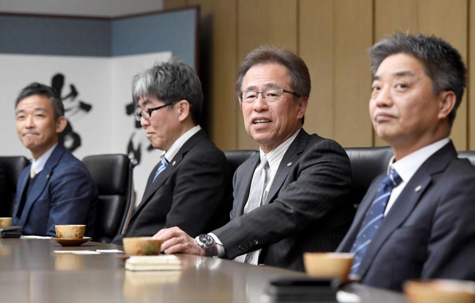 　デイリースポーツに来社した粟井球団社長（右から２人目）ら阪神球団幹部