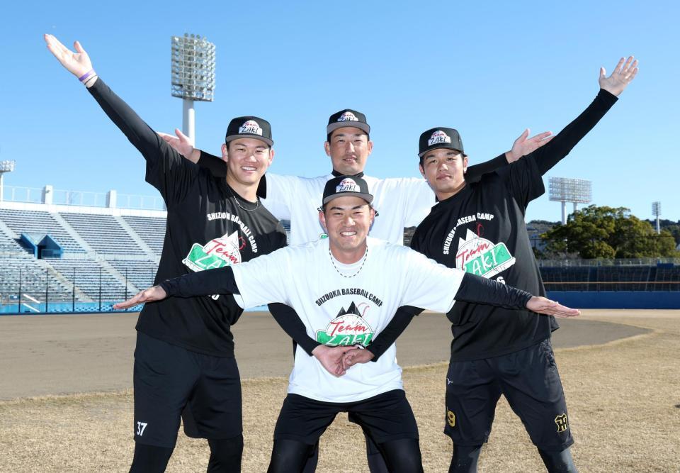 　岩崎（奥中央）とともに自主トレを行った（左から）及川、桐敷、高橋（撮影・伊藤笙子）