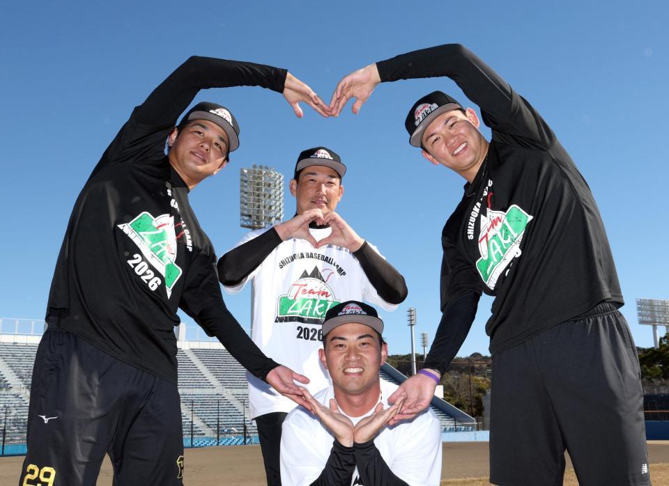 　岩崎（中央奥）をハートで囲む（左から）高橋、桐敷、及川（撮影・伊藤笙子）