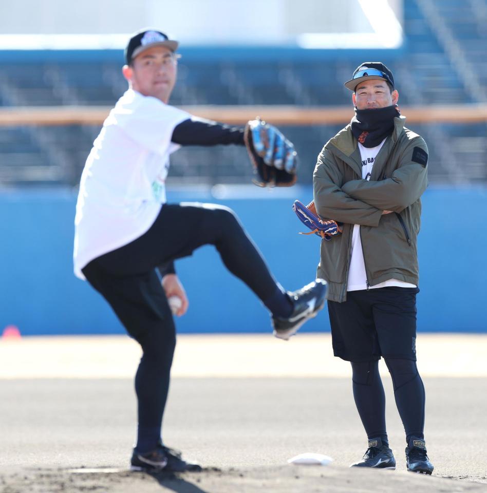 　マウンドで投げる桐敷（手前）を見つめる岩崎（撮影・伊藤笙子）