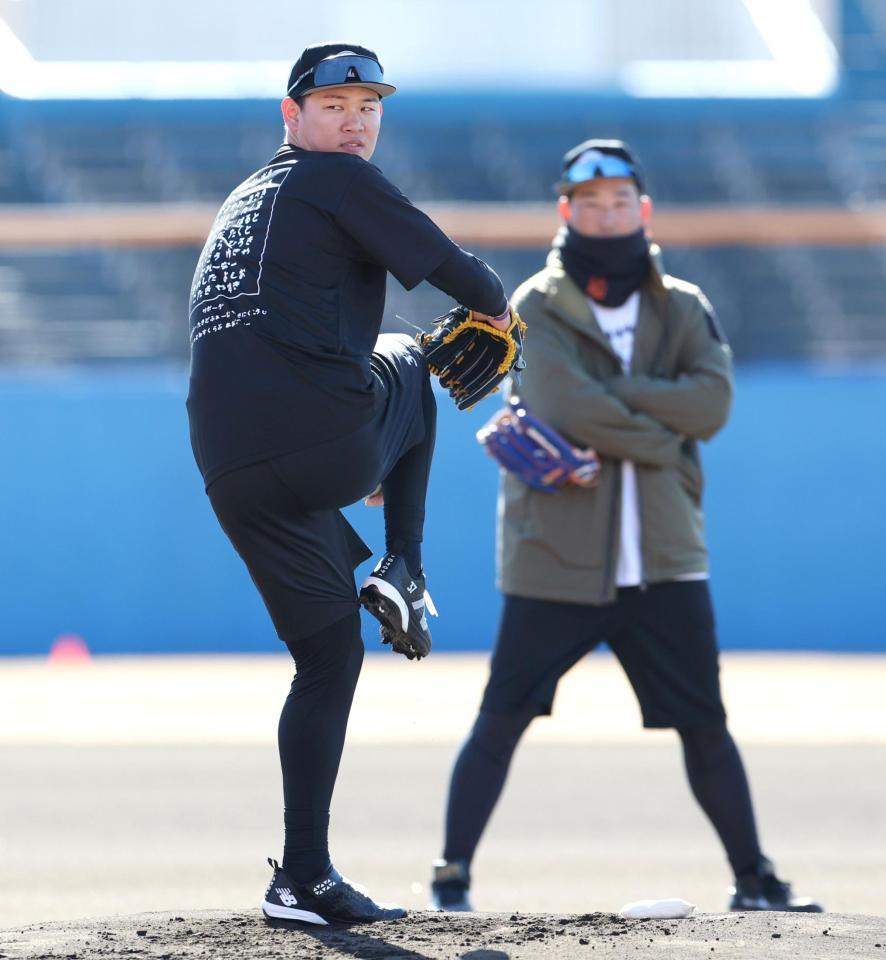 　岩崎（奥）が見つめる中、マウンドで投げる及川（撮影・伊藤笙子）