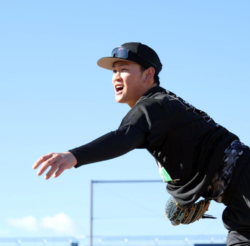 　青空の下キャッチボールをする及川（撮影・伊藤笙子）