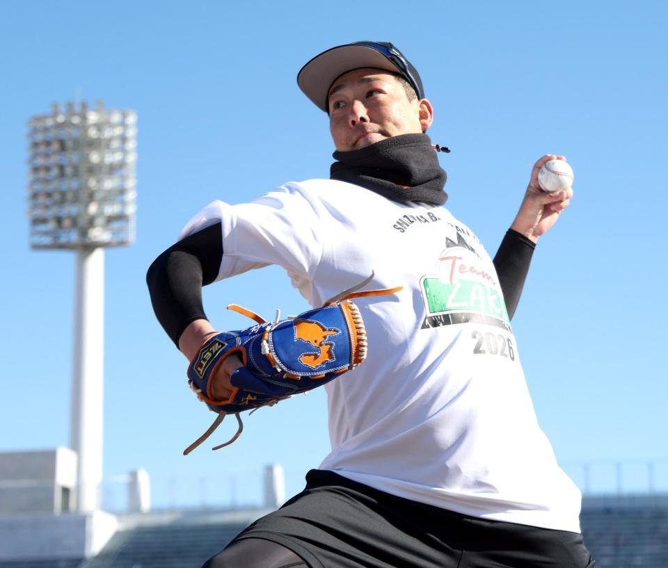 　静岡愛あふれるグラブとともにキャッチボールをする岩崎（撮影・伊藤笙子）