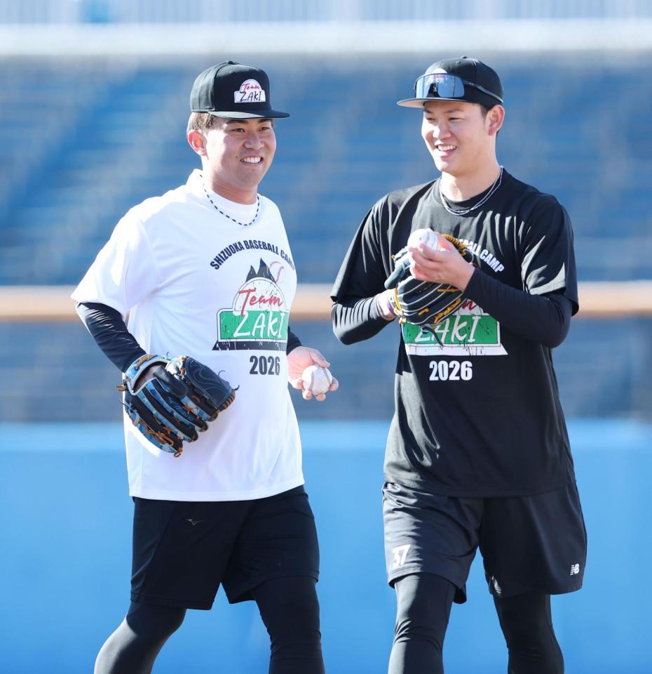 　自主トレ中、笑みを浮かべる桐敷（左）と及川（撮影・伊藤笙子）