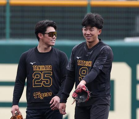 練習の合間に笑顔を見せる阪神・谷端将伍（左）と阪神・立石正広＝日鉄鋼板ＳＧＬスタジアム尼崎（撮影・西田忠信）