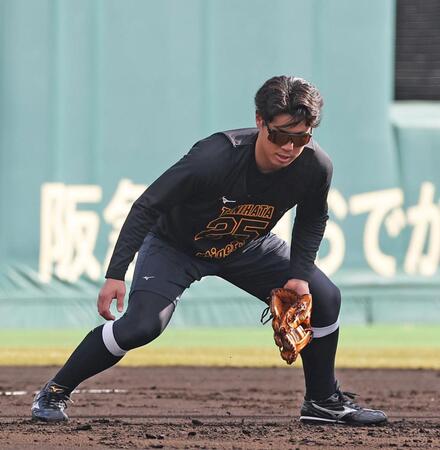 　ノックを受ける谷端（撮影・西田忠信）