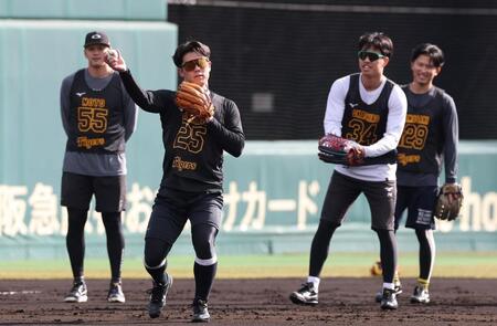 　守備練習する谷端（左から２人目）＝撮影・西田忠信