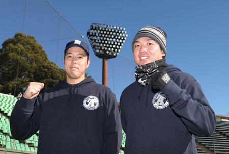 　自主トレを共にする青柳（左）と並んでガッツポーズの村上（撮影・西岡正）