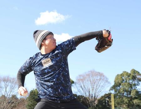 　青空の下でキャッチボールする村上（撮影・西岡正）