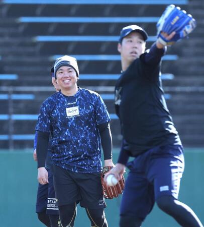 　ノックを受ける青柳（右）を笑顔で見る村上（撮影・西岡正）