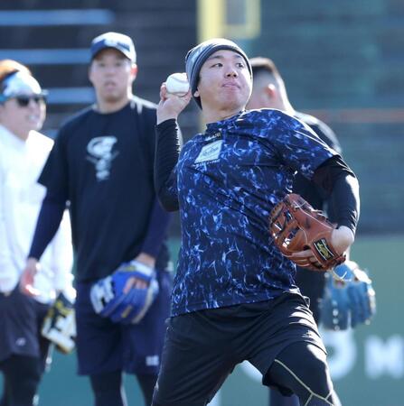 　青柳（左）の前でノックを受ける村上（撮影・西岡正）