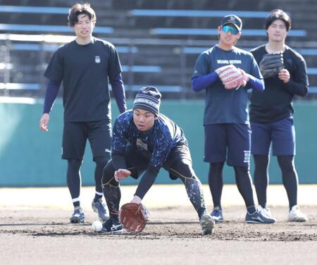 　ノックを受ける村上（手前）＝撮影・西岡正