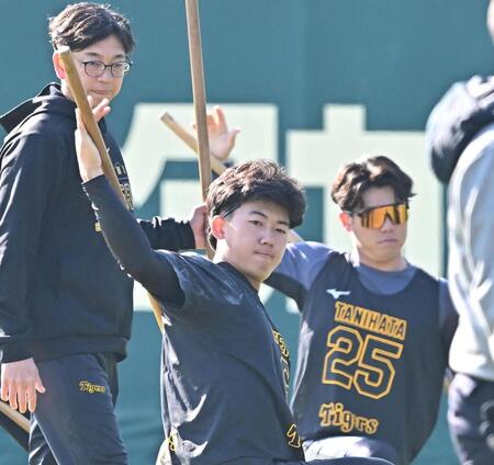 　ストレッチする立石（左）と谷端＝７日