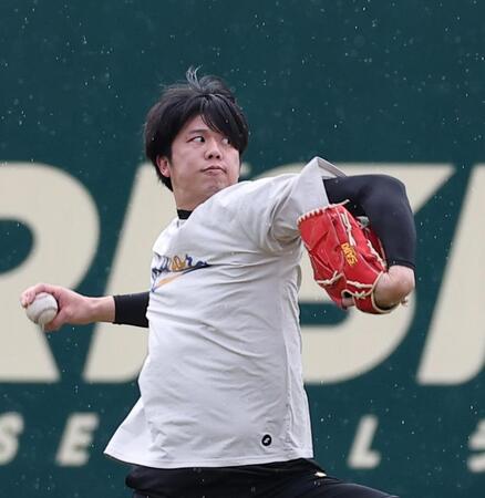 キャッチボールする阪神・才木浩人＝日鉄鋼板ＳＧＬスタジアム尼崎（撮影・西田忠信）