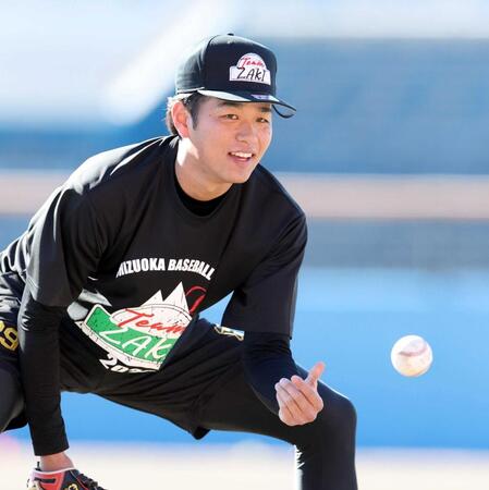 　ノックを受ける高橋（撮影・伊藤笙子）