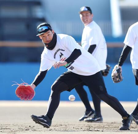 　ノックを受ける岩崎（撮影・伊藤笙子）