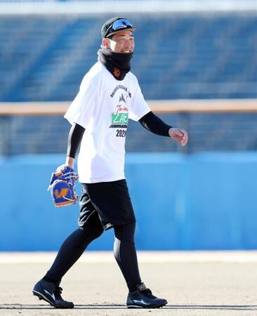 　自主トレ中、笑みを浮かべる岩崎（撮影・伊藤笙子）