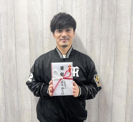 地元・兵庫県養父市内の小中学校に寄付した坂本（提供写真）