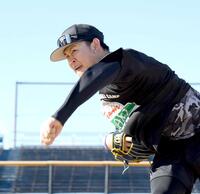 　キャッチボールをする及川（撮影・伊藤笙子）