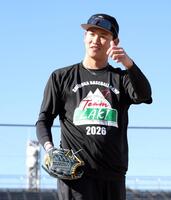 　キャッチボール中、サムアップをする及川（撮影・伊藤笙子）