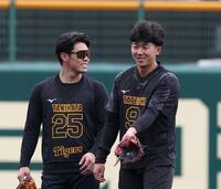 練習の合間に笑顔を見せる阪神・谷端将伍（左）と阪神・立石正広＝日鉄鋼板ＳＧＬスタジアム尼崎（撮影・西田忠信）