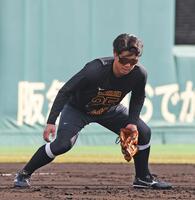 　ノックを受ける谷端（撮影・西田忠信）