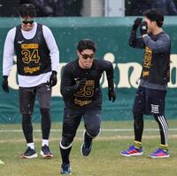 走り込む阪神・谷端将伍（手前）＝ＳＧＬスタジアム尼崎（撮影・田中太一）