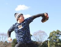 　青空の下でキャッチボールする村上（撮影・西岡正）