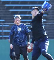 　ノックを受ける青柳（右）を笑顔で見る村上（撮影・西岡正）