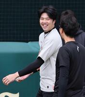 　キャッチボールを終え、笑顔を見せる才木（撮影・田中太一）